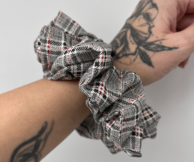Scrunchie Haargummi grau rot kariert