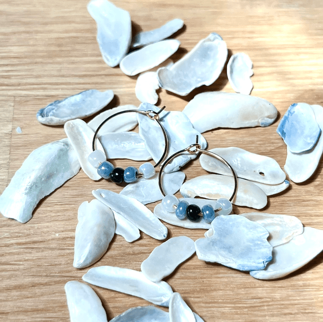 StormySea Hoops – 18K vergoldete Creolen mit weißen, grau gesprenkelten und schwarzen Perlen