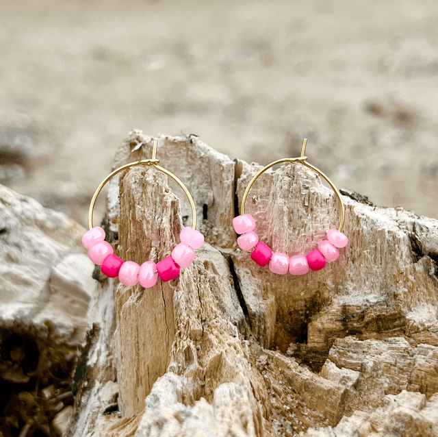 RosyPop Hoops – goldene Creolen mit rosa &amp; pinken Glasperlen