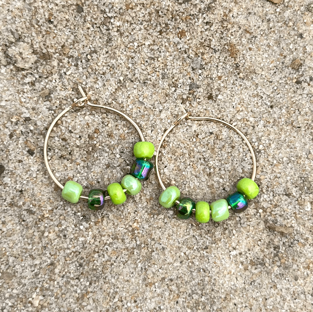 Green Meadow Hoops – Edelstahl-Ohrringe mit Glasperlen in Grüntönen