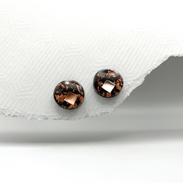 Copper Mirror – Schwarze Resin Ohrstecker mit Kupferflocken
